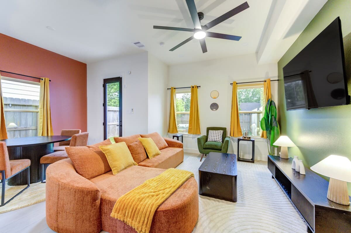 Brand New 4BR | NRG | Med Center | Outdoor Dining — Houston, TX