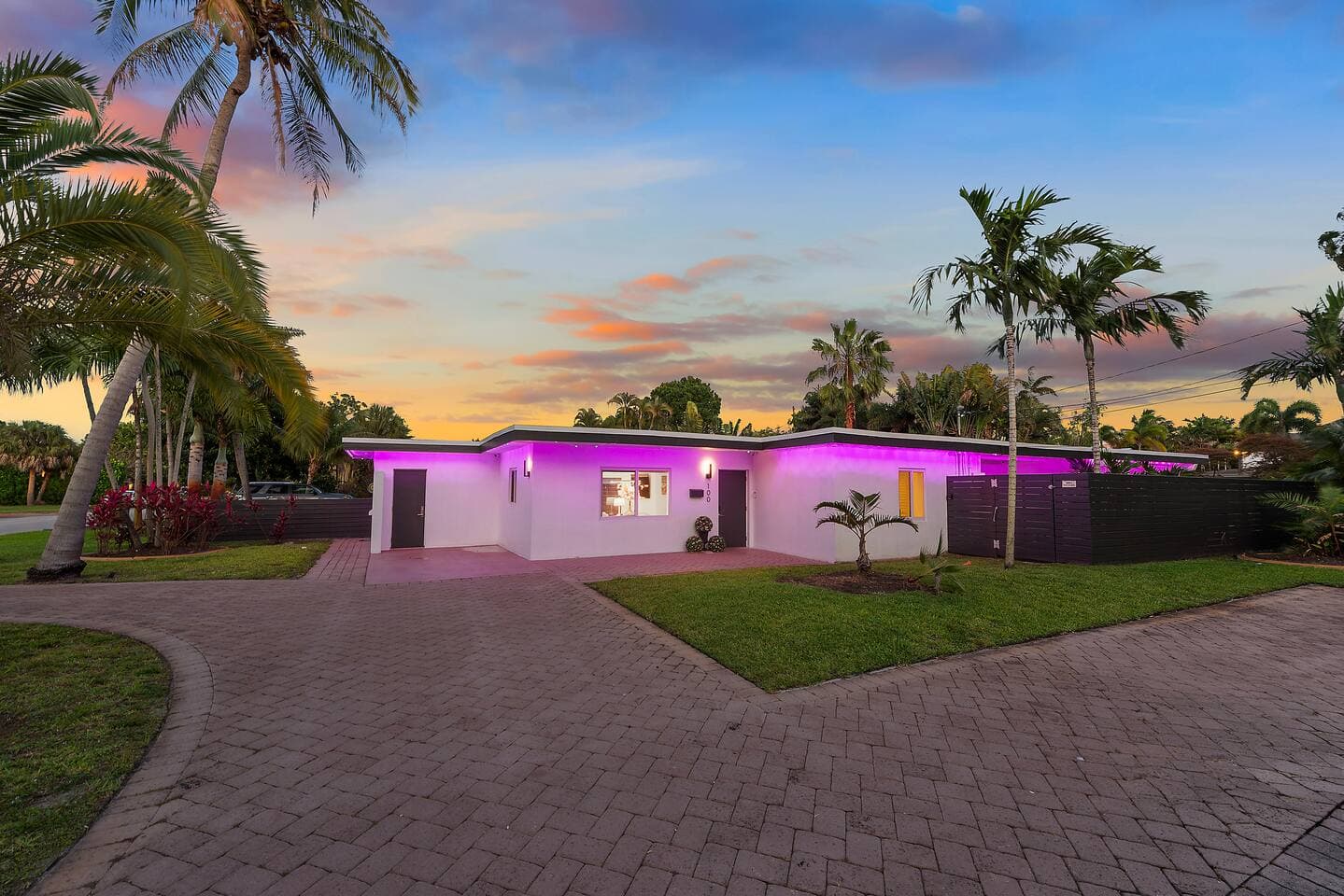 Barbie Poolhouse | 3 Ensuite BR | Outdoor Dining photo 3